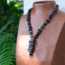 Onxy necklace with a handcrafted head moai pendant