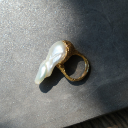 Baroque pearl ring