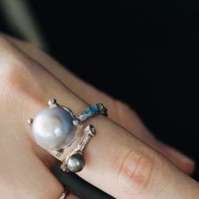 Fresh water pearl with white topaz ring