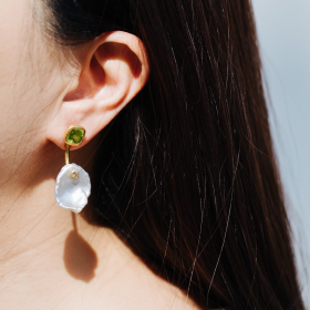Peridotite pearl earrings